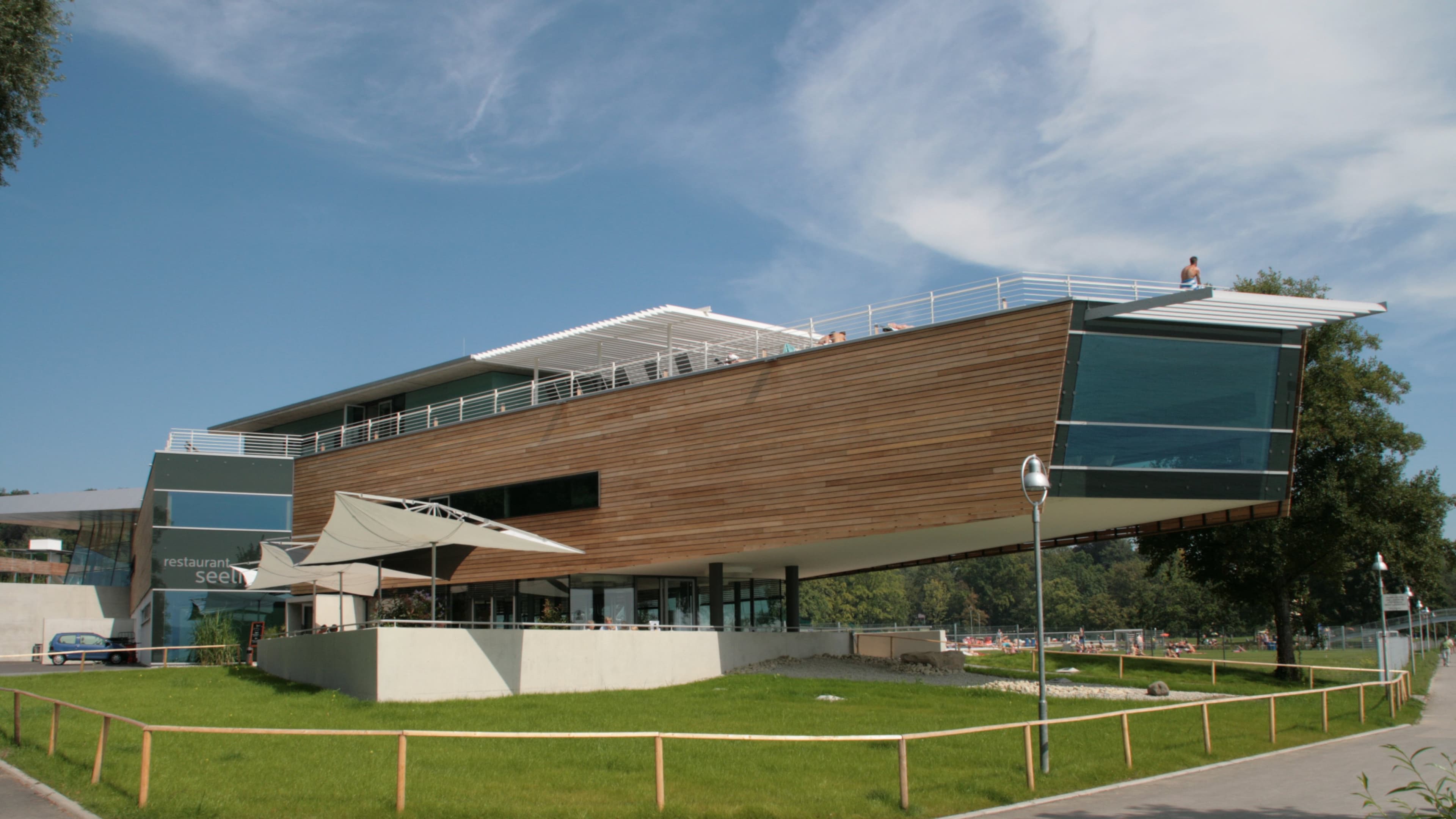 Bodensee-Therme, Holzfassade und Dachterrassen von Z7